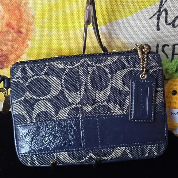 Coach DENIM LEGACY Wristlet With Hangtag And Gold COIN RARE EUC - Picture 7 of 17